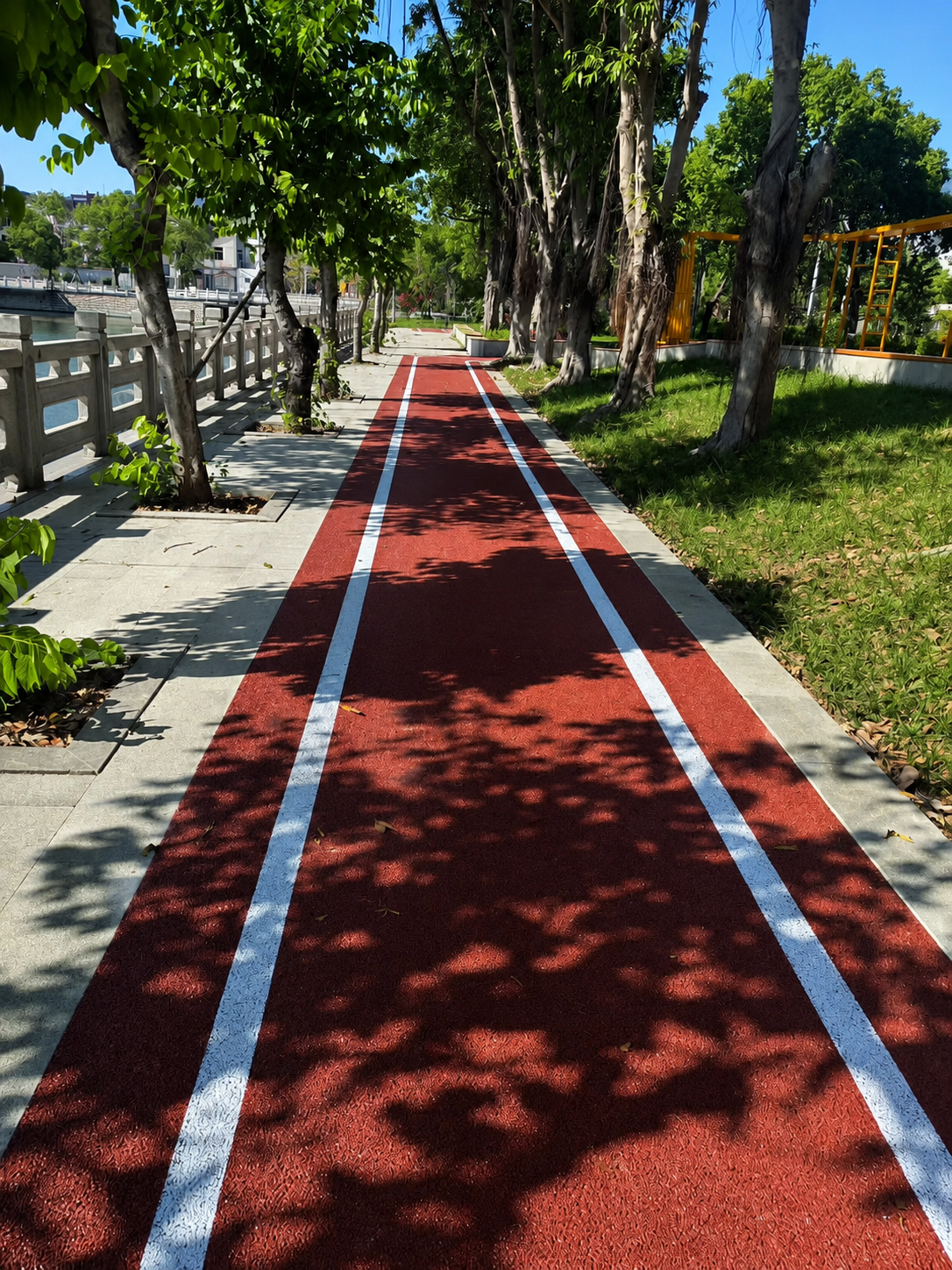 Why Red Anti-Slip Running Tracks Are Ideal for Parks and Waterfront Walkways